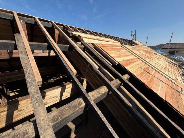 屋根葺き替え工事　野地板設置