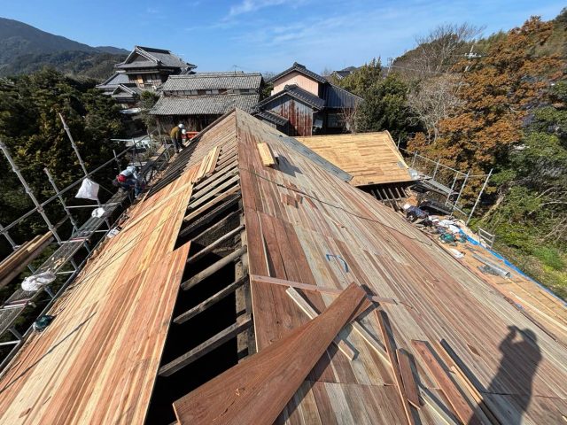 屋根葺き替え工事　野地板設置