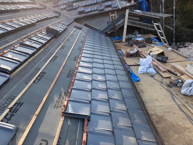 屋根葺き替え工事　新規屋根材施工　スーパートライ