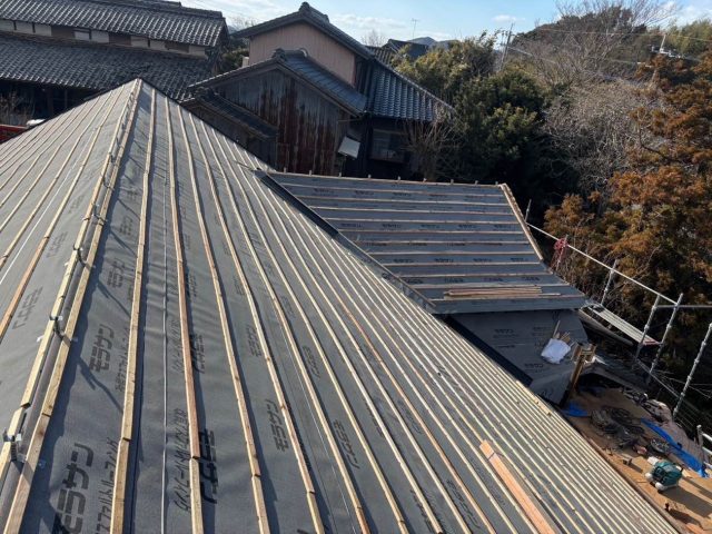 屋根葺き替え工事　桟木設置