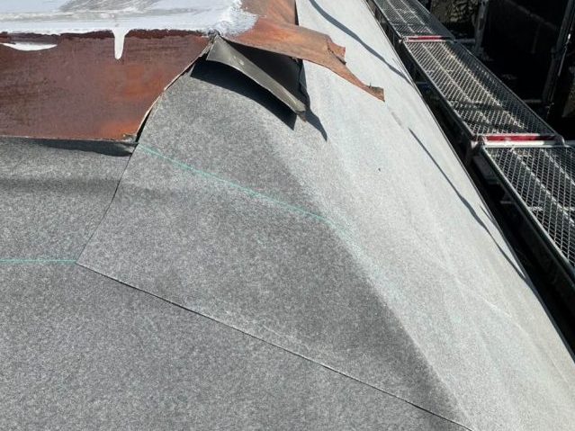 屋根カバー工法　防水シート敷設