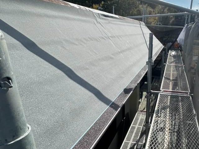 屋根カバー工法　防水シート敷設