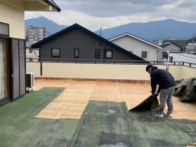 屋上防水工事　既存防水層撤去