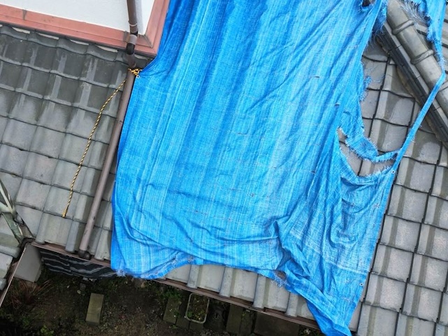 雨漏り　ブルーシート応急処置
