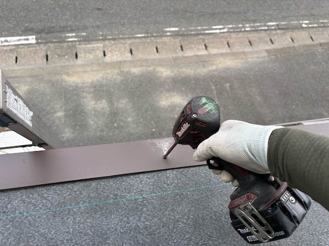屋根カバー工法　軒先板金　取り付け