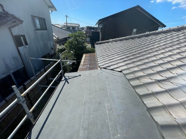 庇葺き替え工事　防水シート敷設