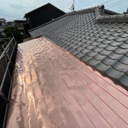 糟屋郡須恵町にて家紋が落下してひび割れた銅板庇｜火災保険を活用した葺き替え工事をご紹介！