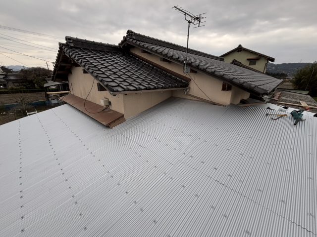 トタン屋根　波板交換工事　施工完了写真