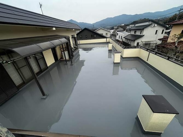 屋上防水工事　トップコート塗布
