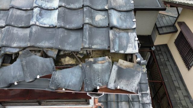 軒先　瓦のズレ　