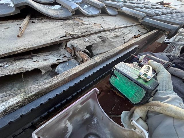 瓦屋根住宅　既存瓦撤去作業