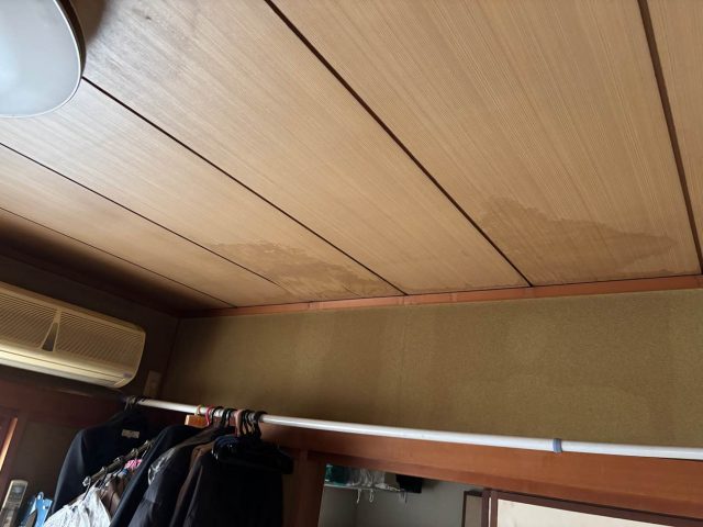天井　雨染み