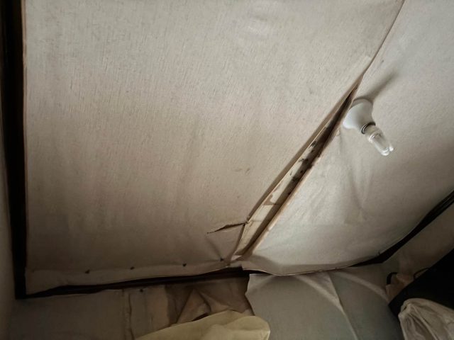 雨漏り　天井クロスの剥がれ　浮き
