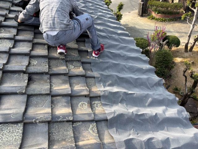 雨漏り　応急処置　防水シート施工