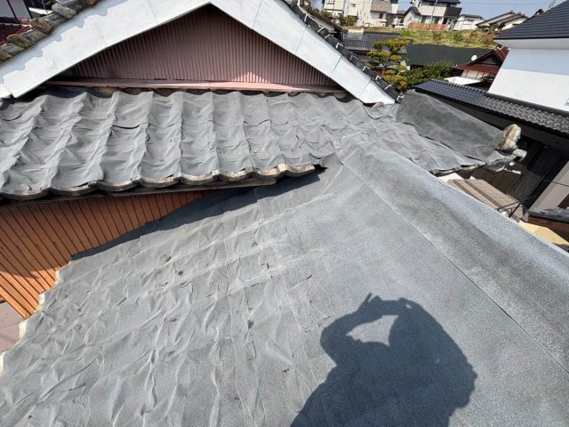 雨漏り　応急処置　防水シート施工