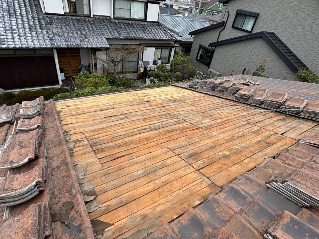 屋根葺き直し工事　既存屋根徹去