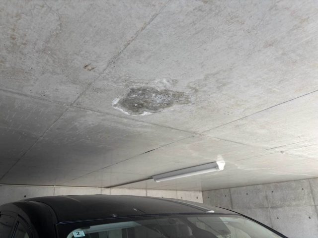 ガレージ天井　雨染み