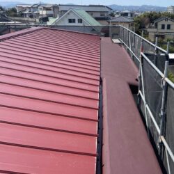 【志免町の皆様へ】塗装が剥がれた金属屋根...カバー工法にて強く美しく生まれ変わりました！
