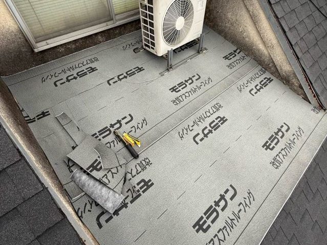 屋根カバー工法　防水シート敷設