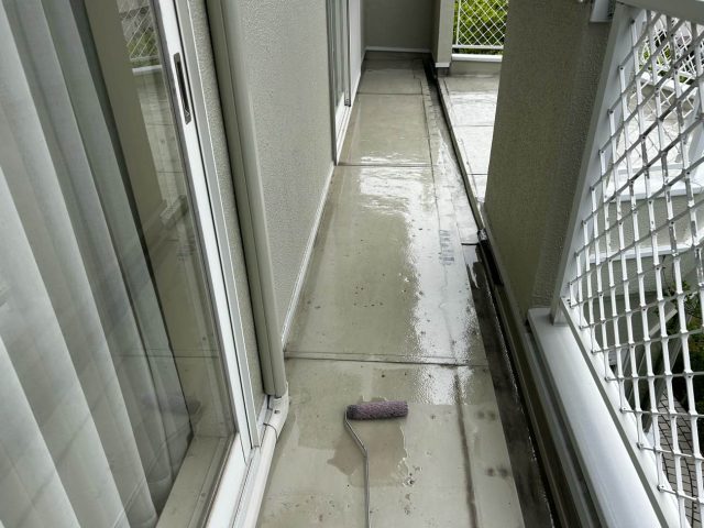 ウレタン防水工事　プライマー塗布
