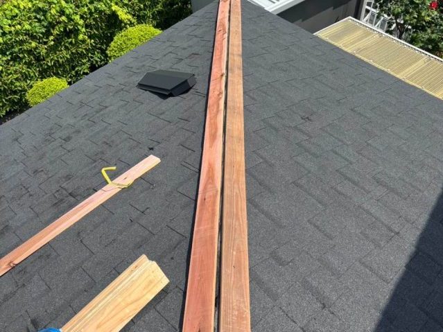 屋根カバー工法 棟板金取り付け 貫板設置