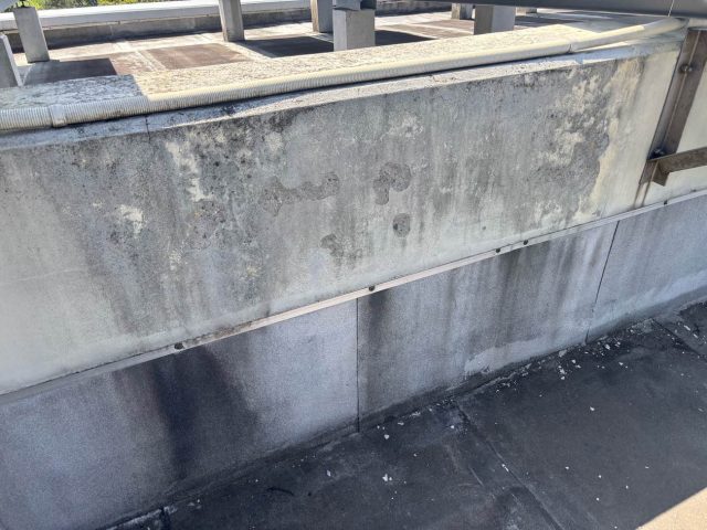 パラペット 黒ずみ 雨だれ