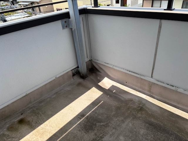 ベランダ　防水機能低下　ゴムシート　膨らみ　