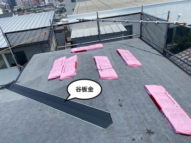 屋根カバー工法　谷板金取り付け