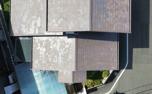 スレート屋根　劣化　塗装剥がれ