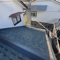 福岡市東区にて屋根と外壁の取り合い部からの雨漏り...オークリッジスーパーによる屋根カバー工法を実施！