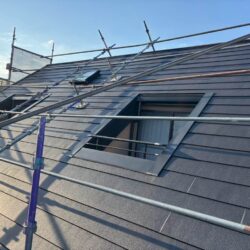 福岡市西区｜塗装が剥がれて屋根の見た目が気になる... 屋根カバー工法を行い、見た目を一新！