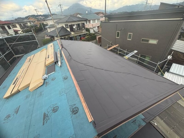 スレート屋根　劣化　屋根カバー工法