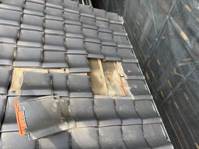 瓦差し替え工事　既存瓦撤去