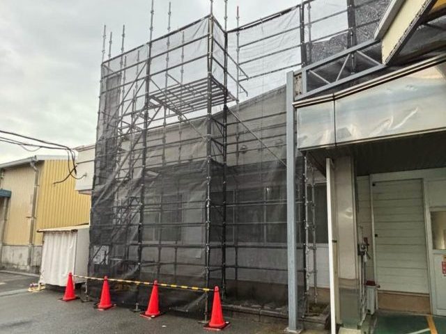 工場屋根　カバー工法　足場設置