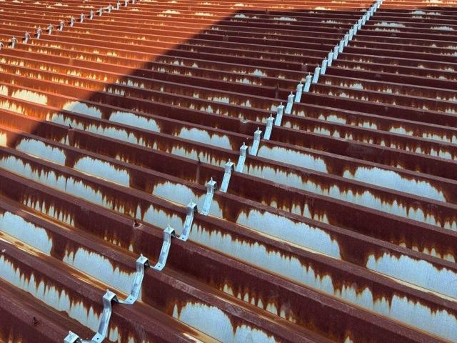 金属屋根カバー工法　タイトフレーム取り付け