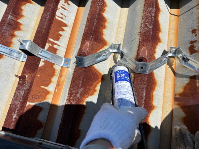 金属屋根カバー工法　タイトフレーム取り付け