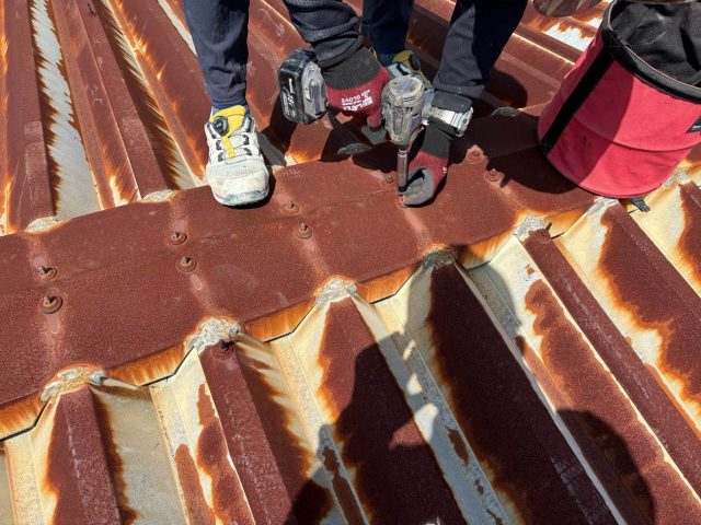 金属折板屋根カバー工法　棟撤去　