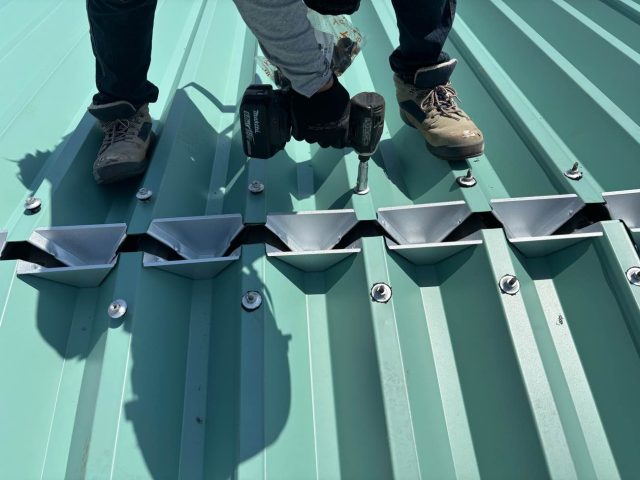 工場屋根カバー工法　面戸施工