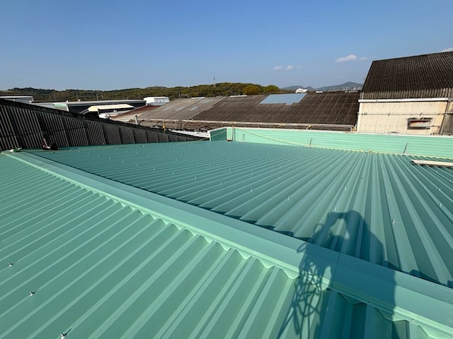 工場屋根カバー工法　棟板金施工