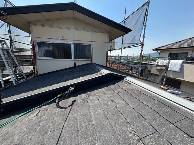 スレート屋根材　劣化　ひび割れ