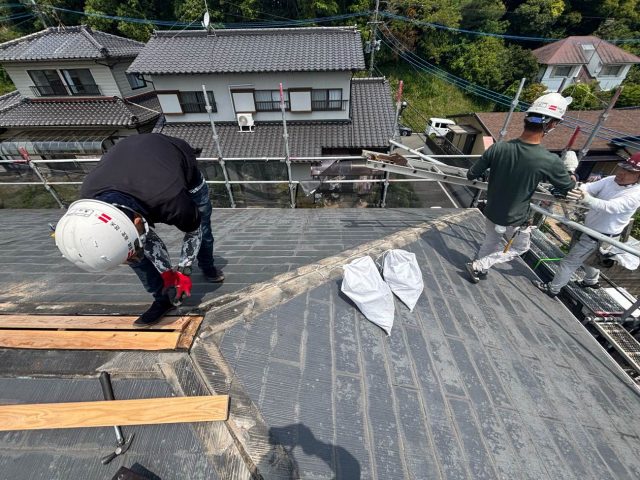 屋根カバー工法　既存棟補修　貫板設置