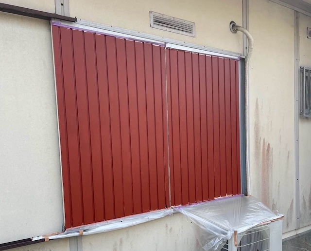 雨戸　塗装工事　錆止め塗布