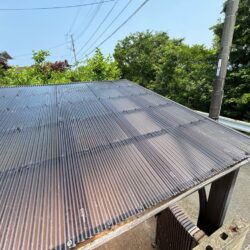 【宇美町の皆様へ】波板交換工事事例｜劣化により破損した駐車場屋根をポリカーボネートで明るく変身！