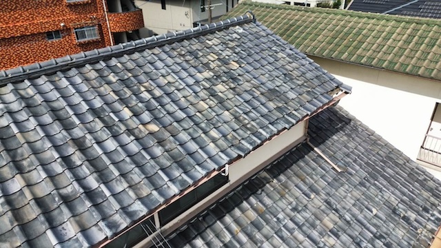 瓦屋根　くすみ　色褪せ