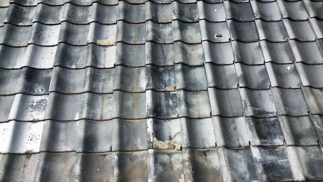 瓦屋根　ひび割れ　雨漏り