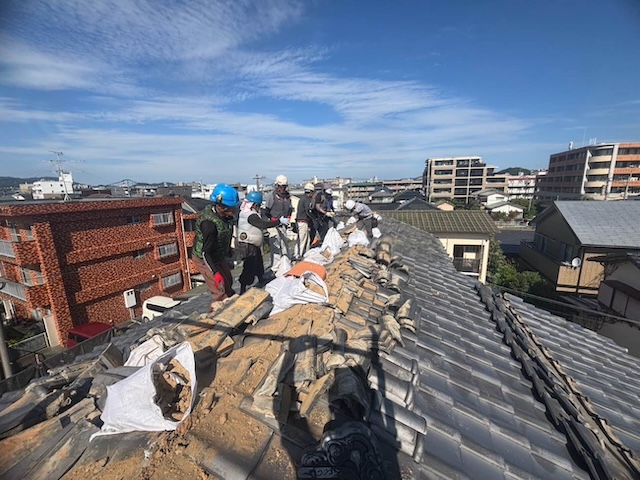 屋根葺き替え工事　既存瓦撤去