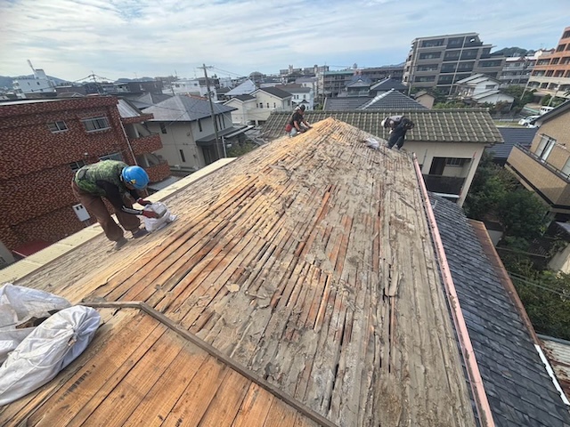 屋根葺き替え工事　既存瓦撤去　下地調整