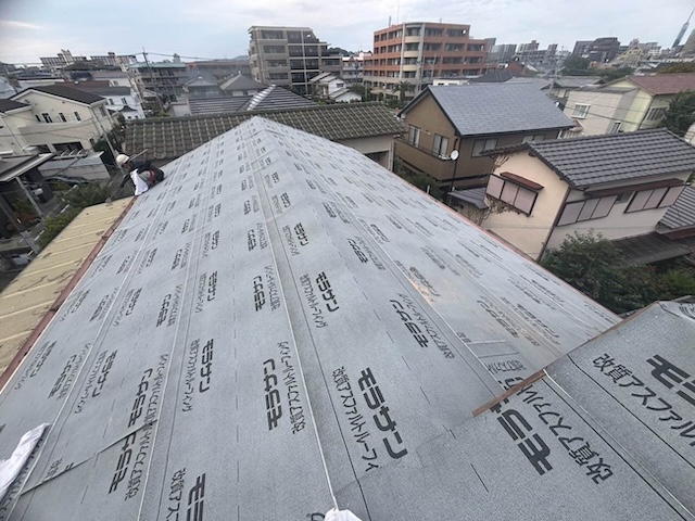 屋根葺き替え工事　防水シート敷設