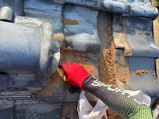 棟瓦積み直し工事 既存漆喰撤去