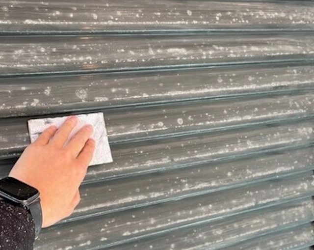 雨戸　ケレン作業
